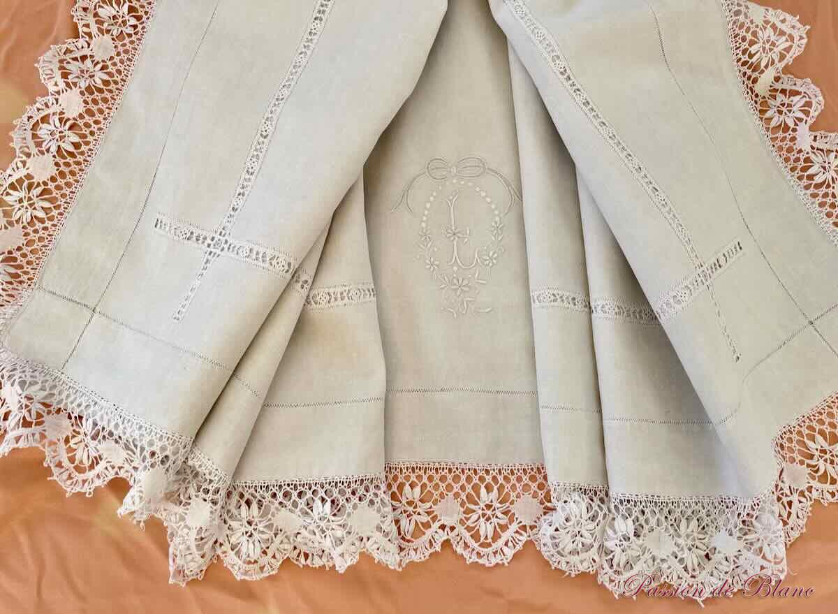 Drap lin fin, broderies main, l'initiale L, découverte avec dentelle aux fuseaux – Image 3