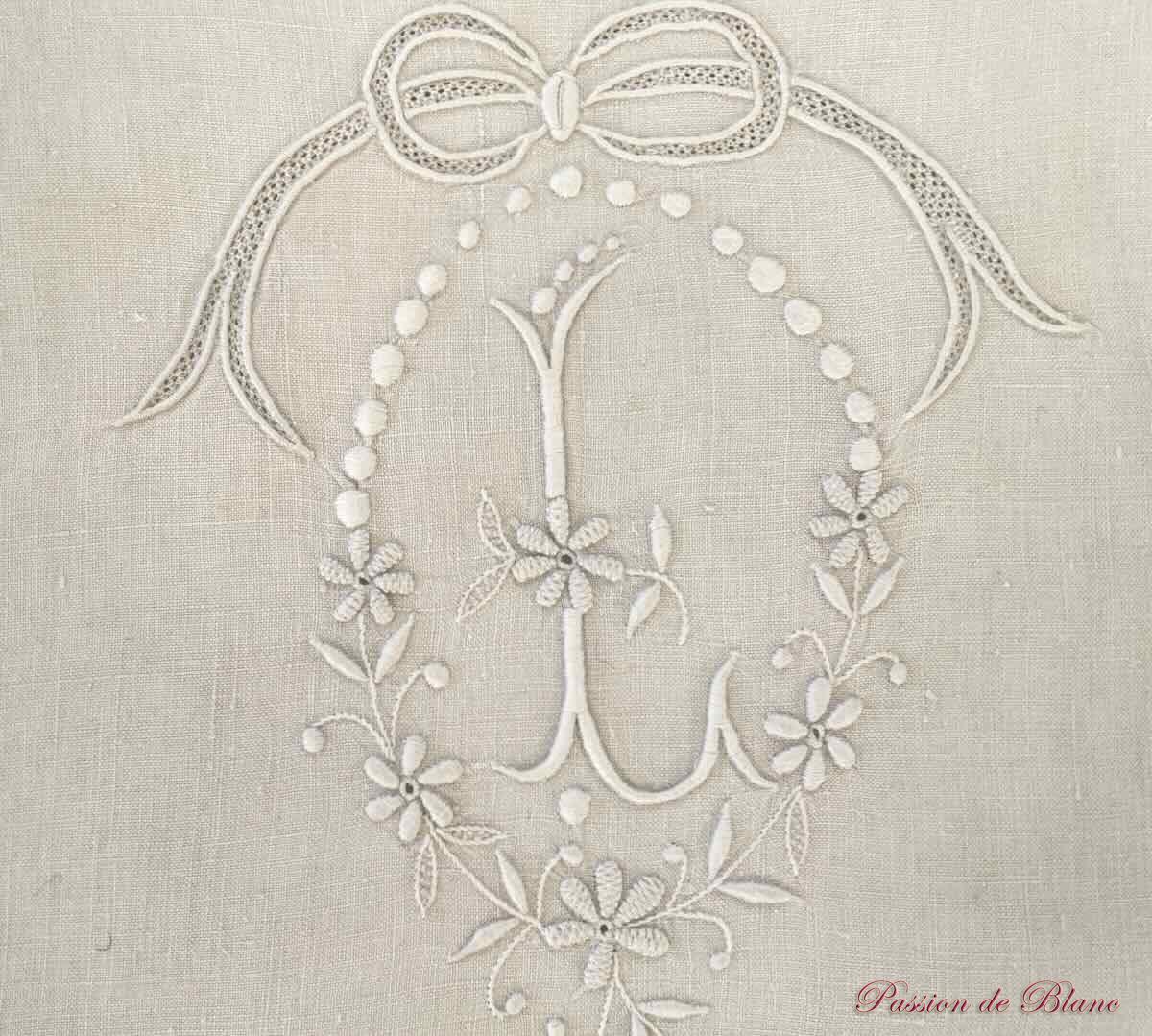 Drap lin fin, broderies main, l'initiale L, découverte avec dentelle aux fuseaux – Image 6