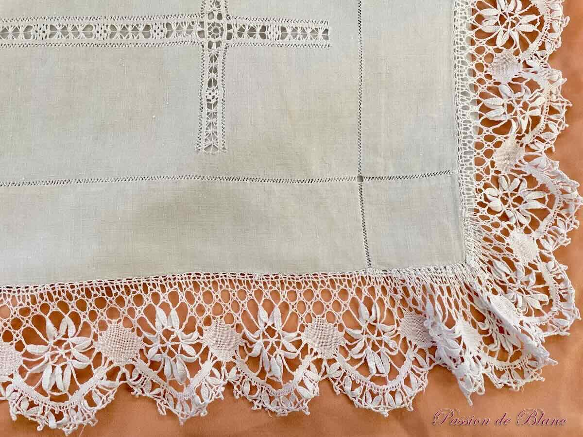 Drap lin fin, broderies main, l'initiale L, découverte avec dentelle aux fuseaux – Image 5