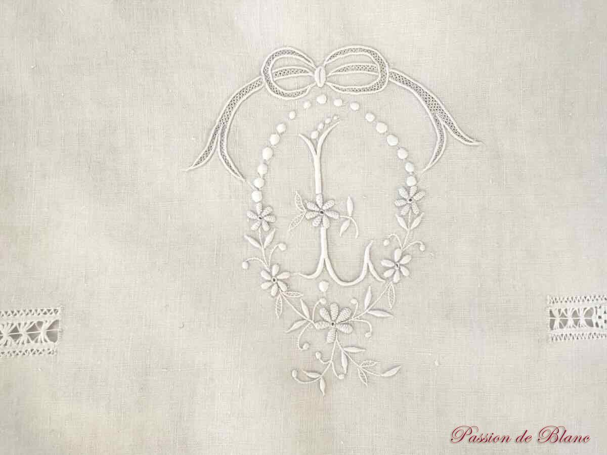 Drap lin fin, broderies main, l'initiale L, découverte avec dentelle aux fuseaux – Image 2