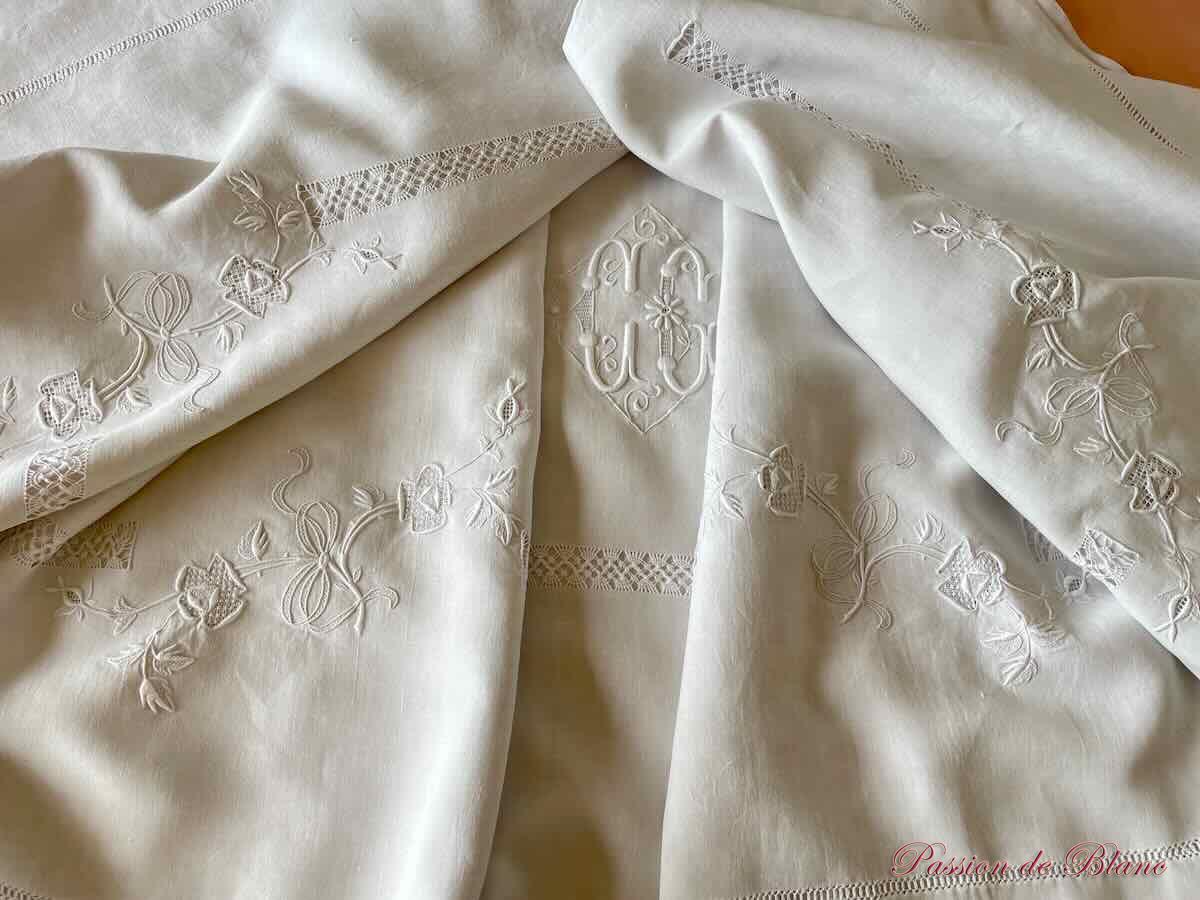 Drap broderie fleurs CC