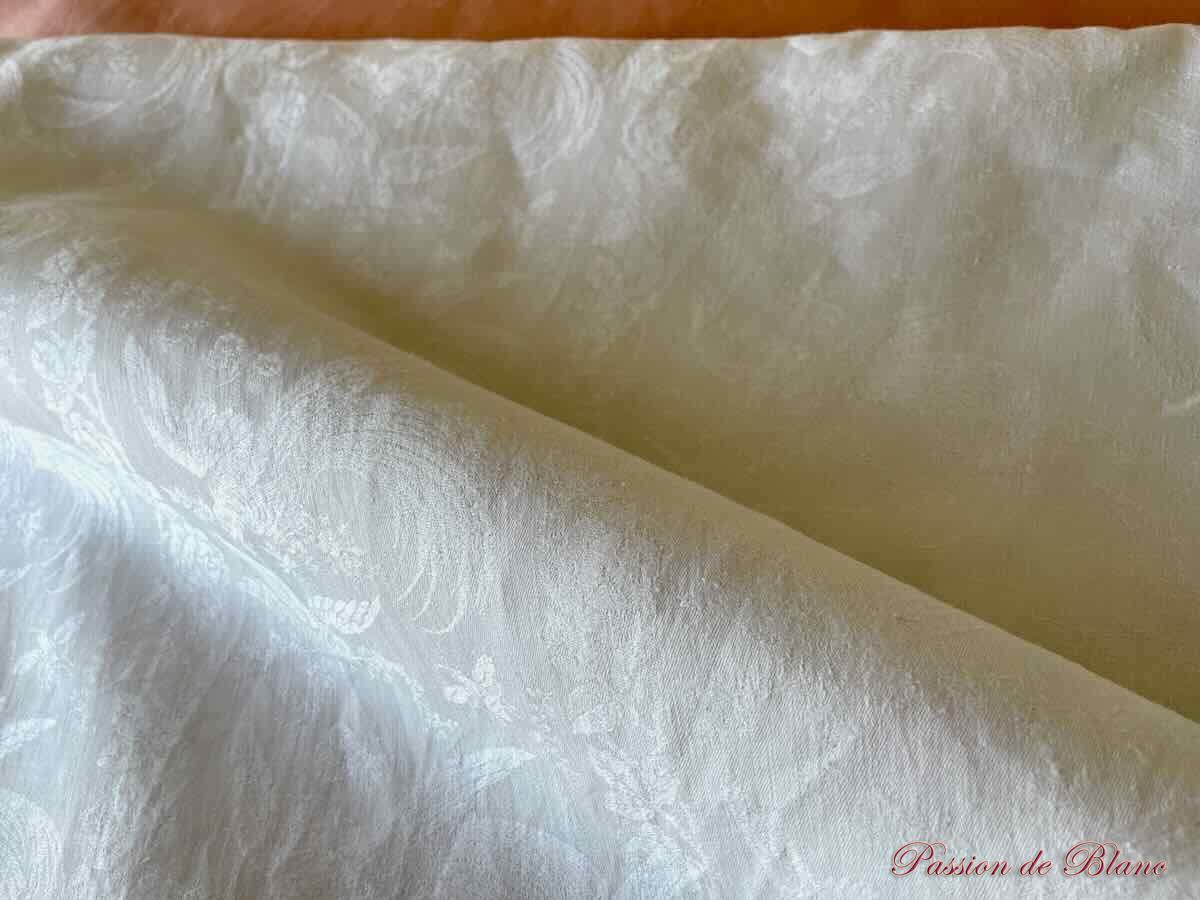 Grande nappe Napoléon III, 4,20 m, en damassé de fil de lin avec oiseaux, fleurs, papillons – Image 3