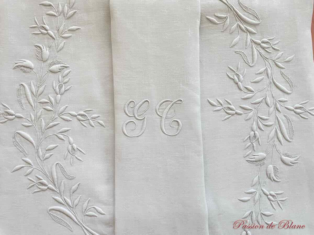 Rare nappe en damassé de lin avec broderies main branchages, monogramme GB – Image 8
