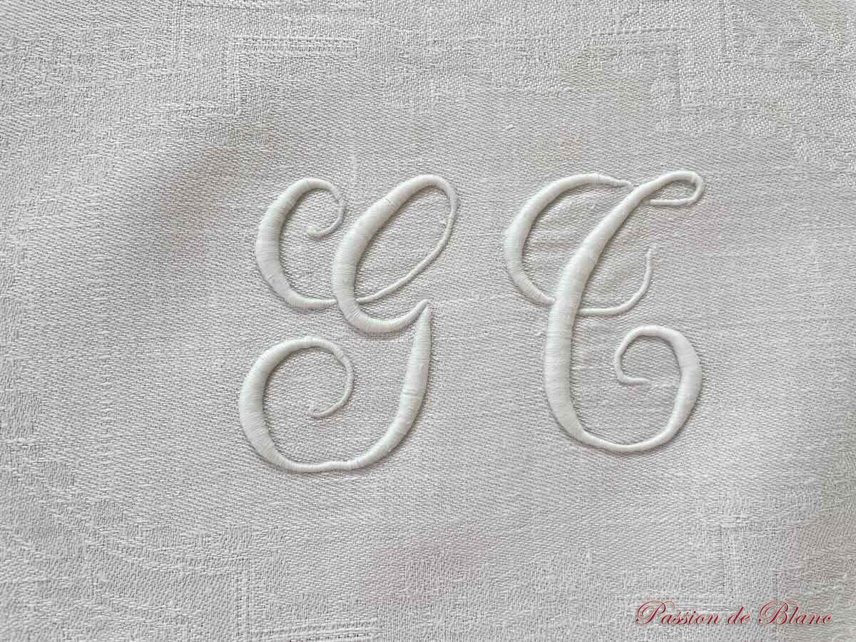 Rare nappe en damassé de lin avec broderies main branchages, monogramme GB – Image 3