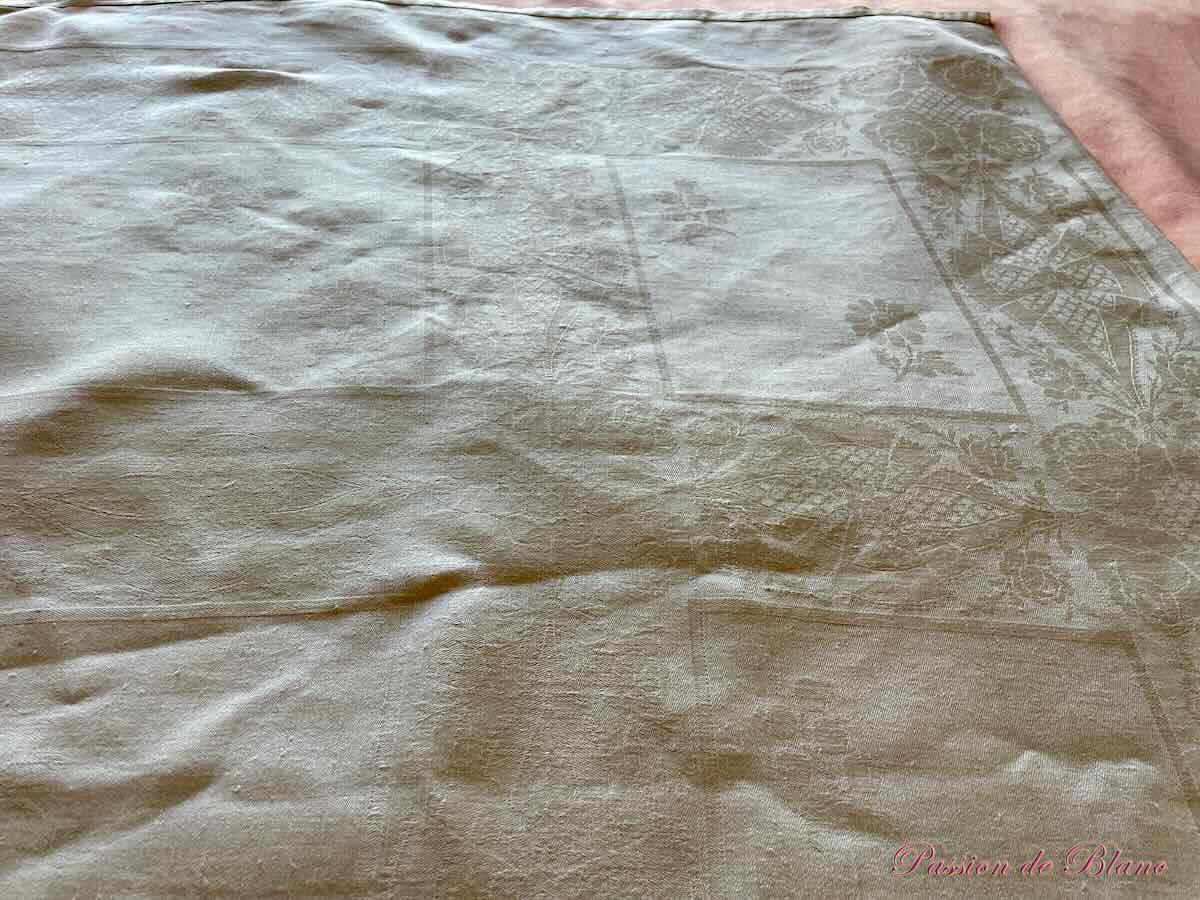 Superbe service de table en damassé de lin monogramme BL brodé main couleur bis – Image 6