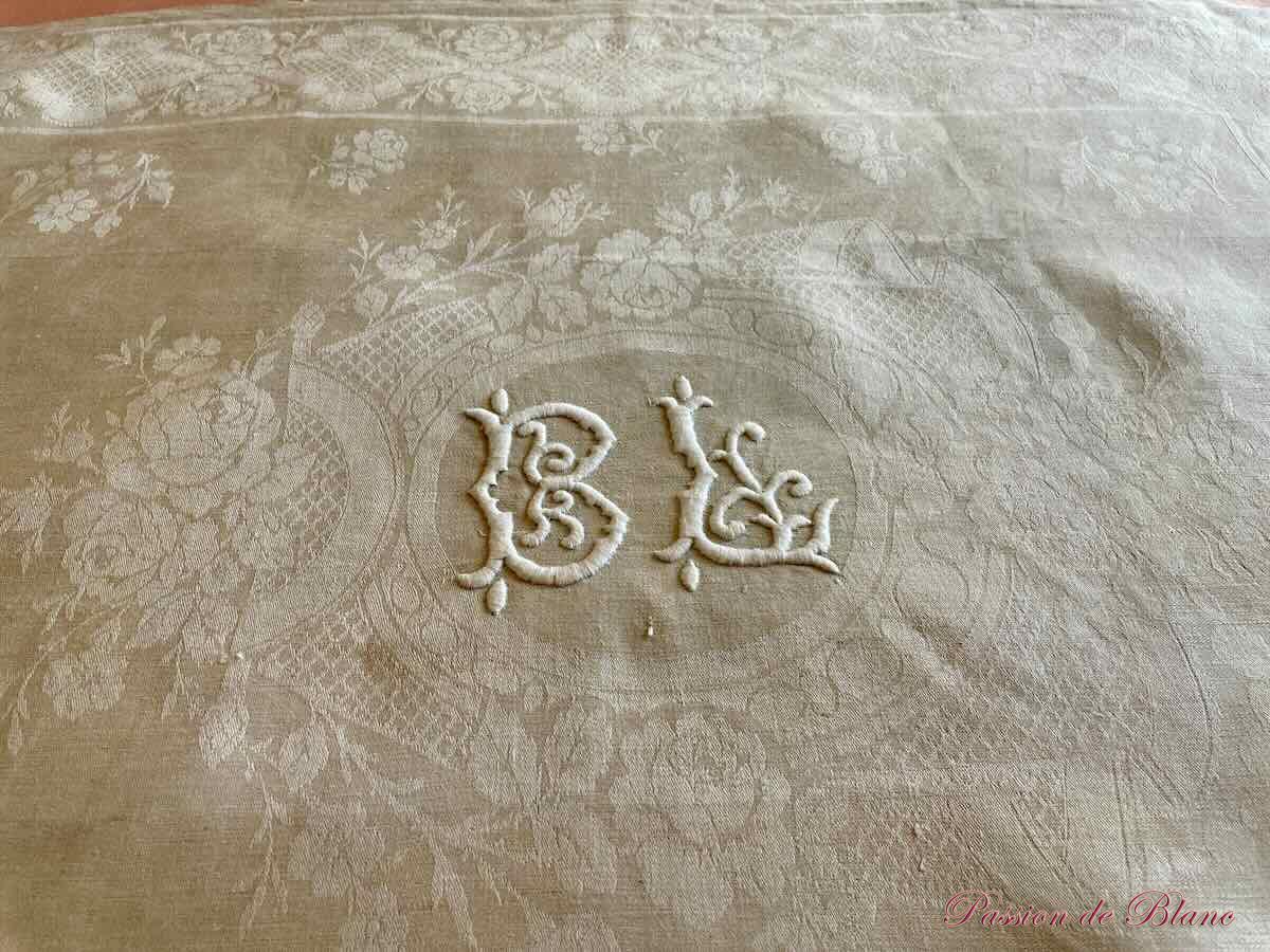 Superbe service de table en damassé de lin monogramme BL brodé main couleur bis – Image 3