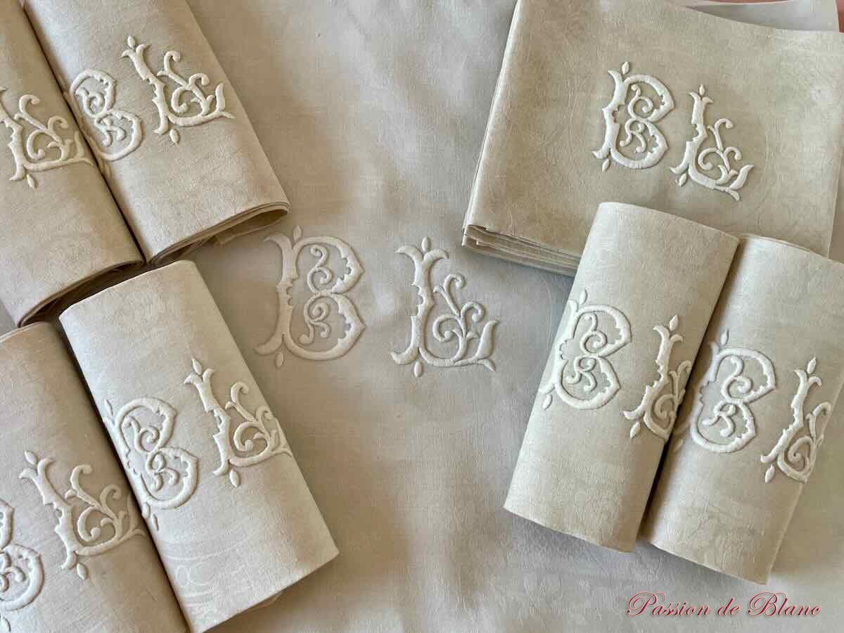 Superbe service de table en damassé de lin monogramme BL brodé main couleur bis – Image 12