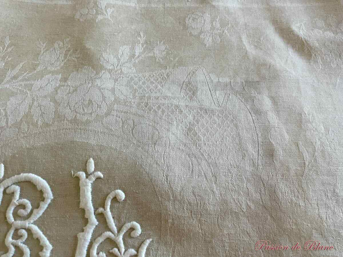 Superbe service de table en damassé de lin monogramme BL brodé main couleur bis – Image 10