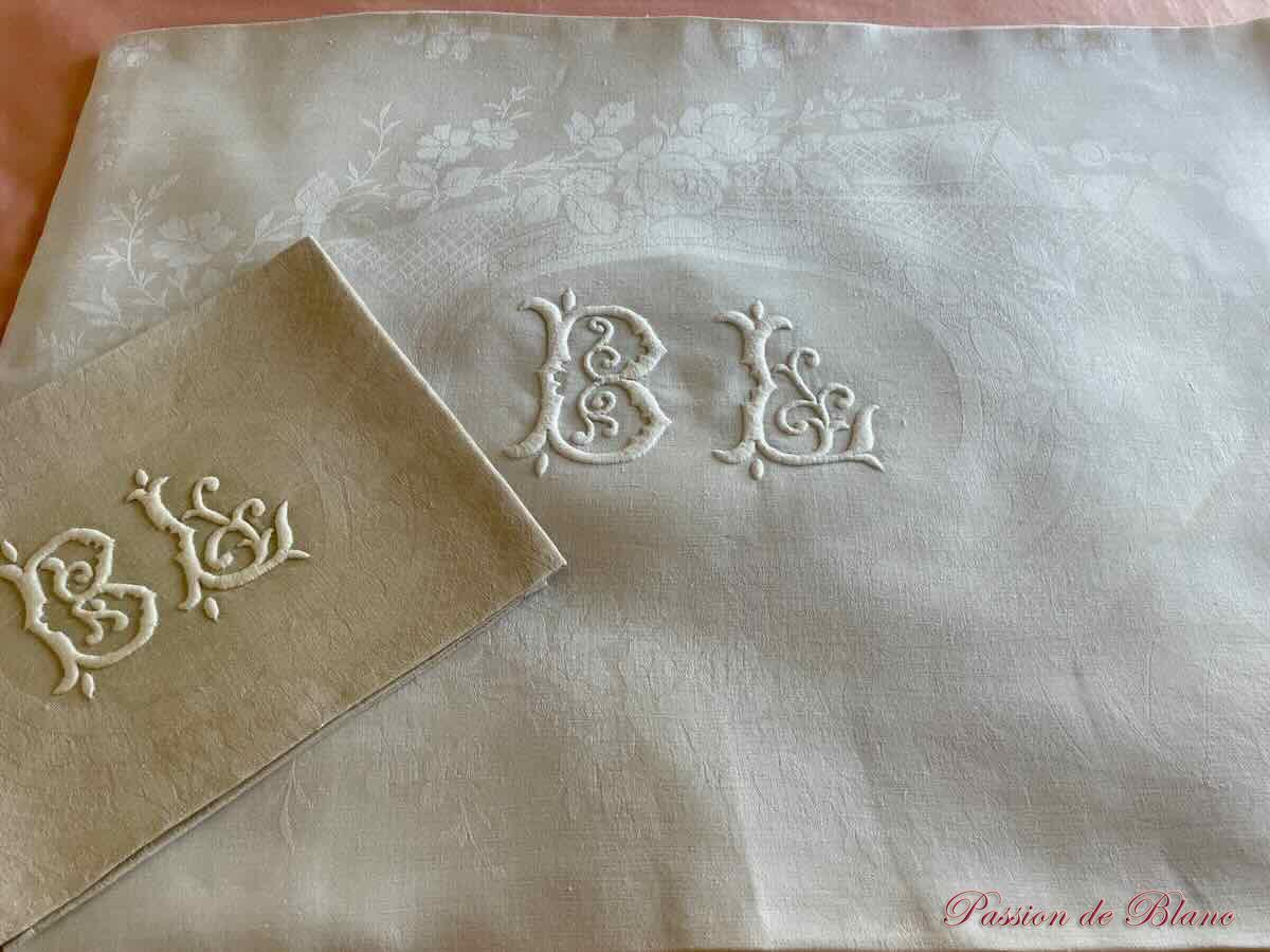Superbe service de table en damassé de lin monogramme BL brodé main couleur bis – Image 9