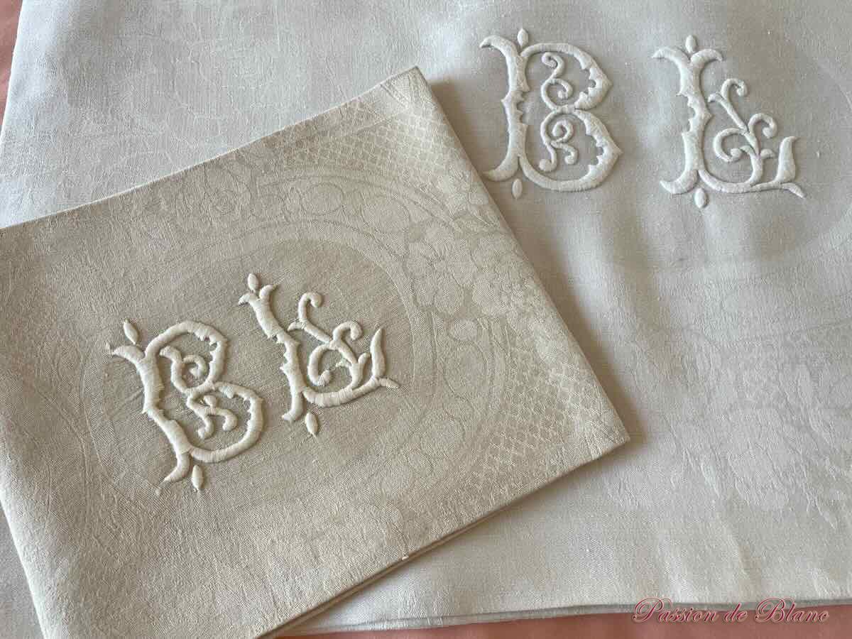 Superbe service de table en damassé de lin monogramme BL brodé main couleur bis – Image 8