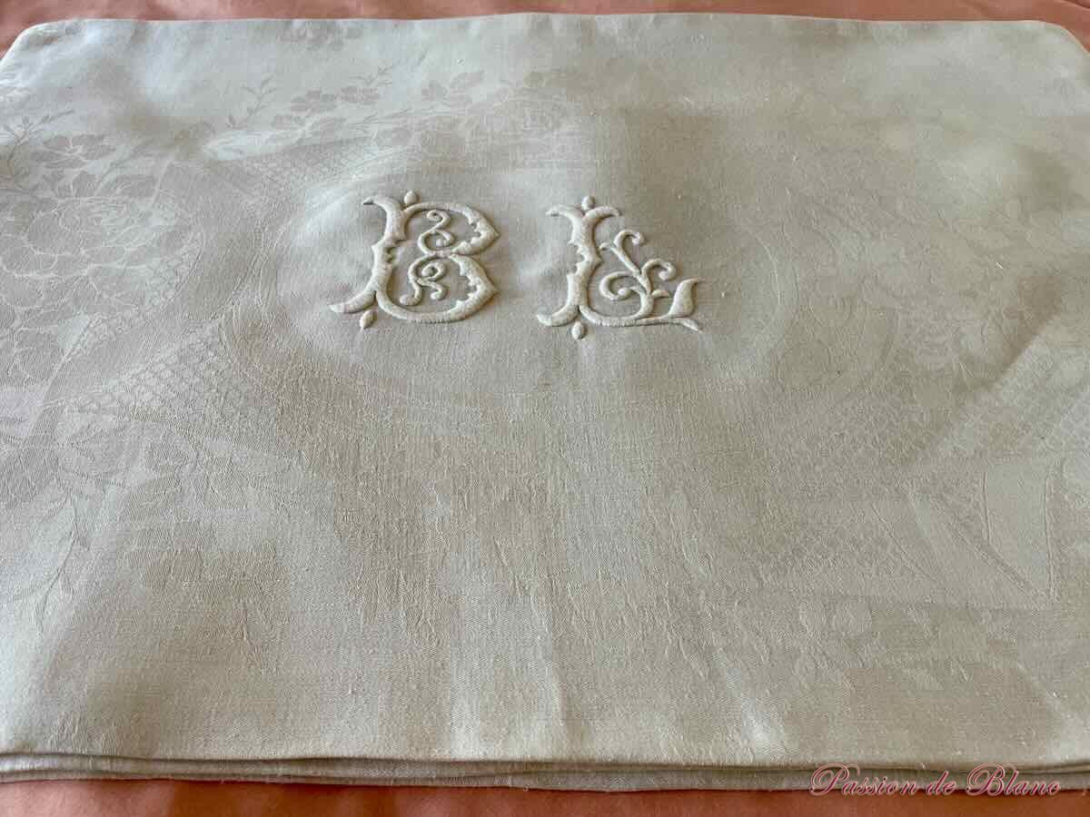 Superbe service de table en damassé de lin monogramme BL brodé main couleur bis – Image 7