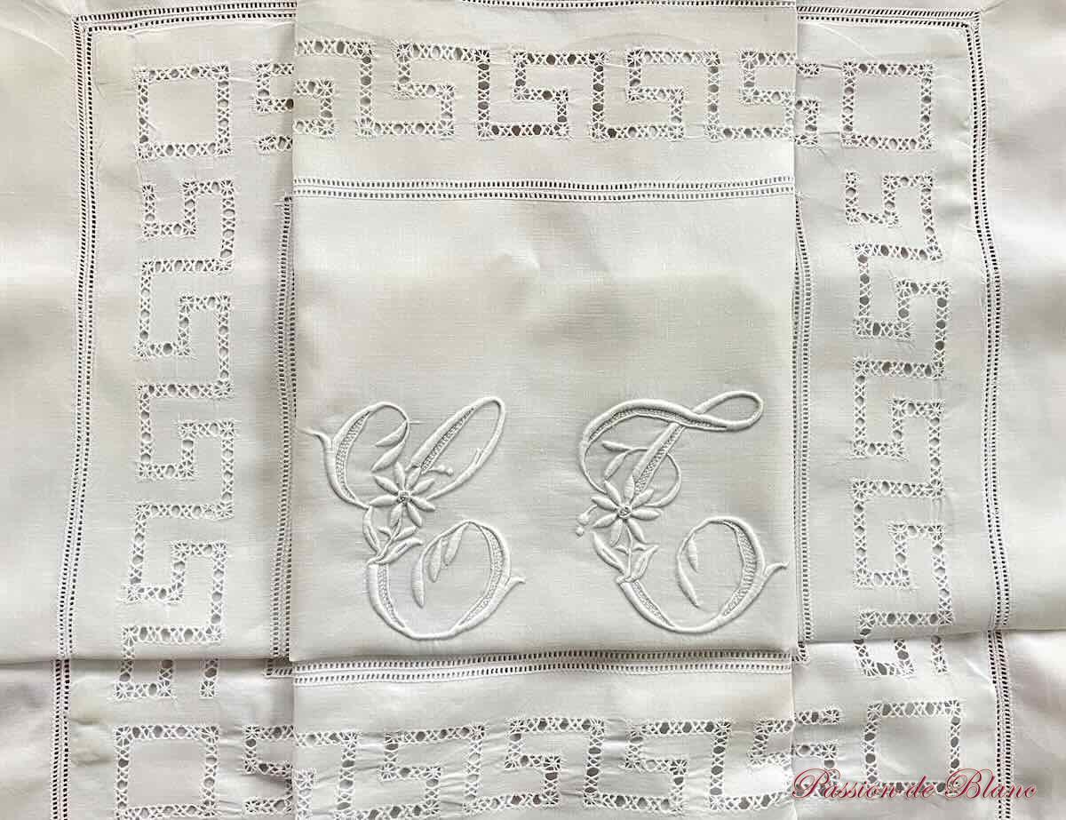 Taie brodée main sur toile de fil de lin avec frise en jours complexes et mono CT – Image 3