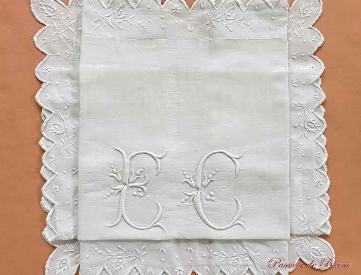Superbe taie festonnée, branchages fleuris et monogramme EC sur lin fin – Image 5