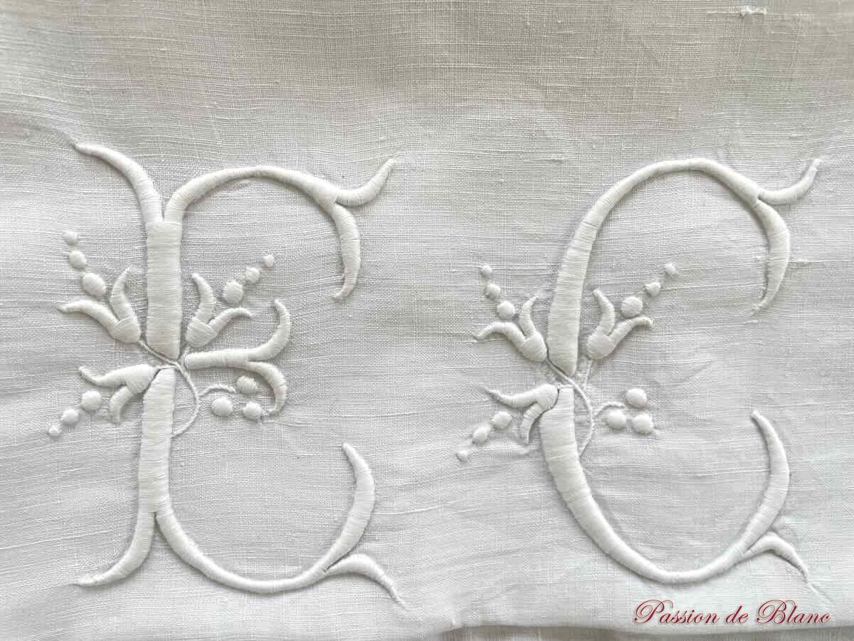Superbe taie festonnée, branchages fleuris et monogramme EC sur lin fin – Image 2