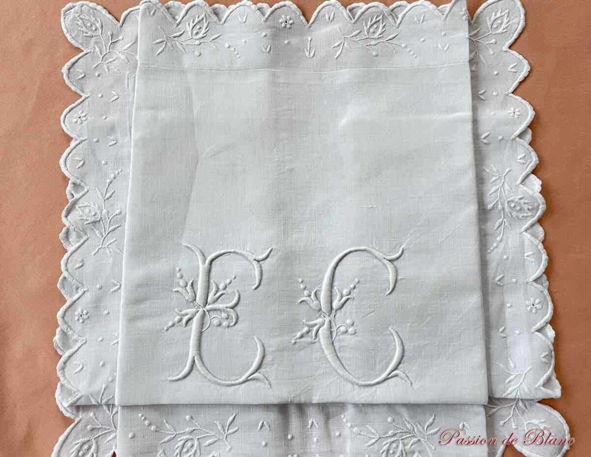 Superbe taie festonnée, branchages fleuris et monogramme EC sur lin fin – Image 4