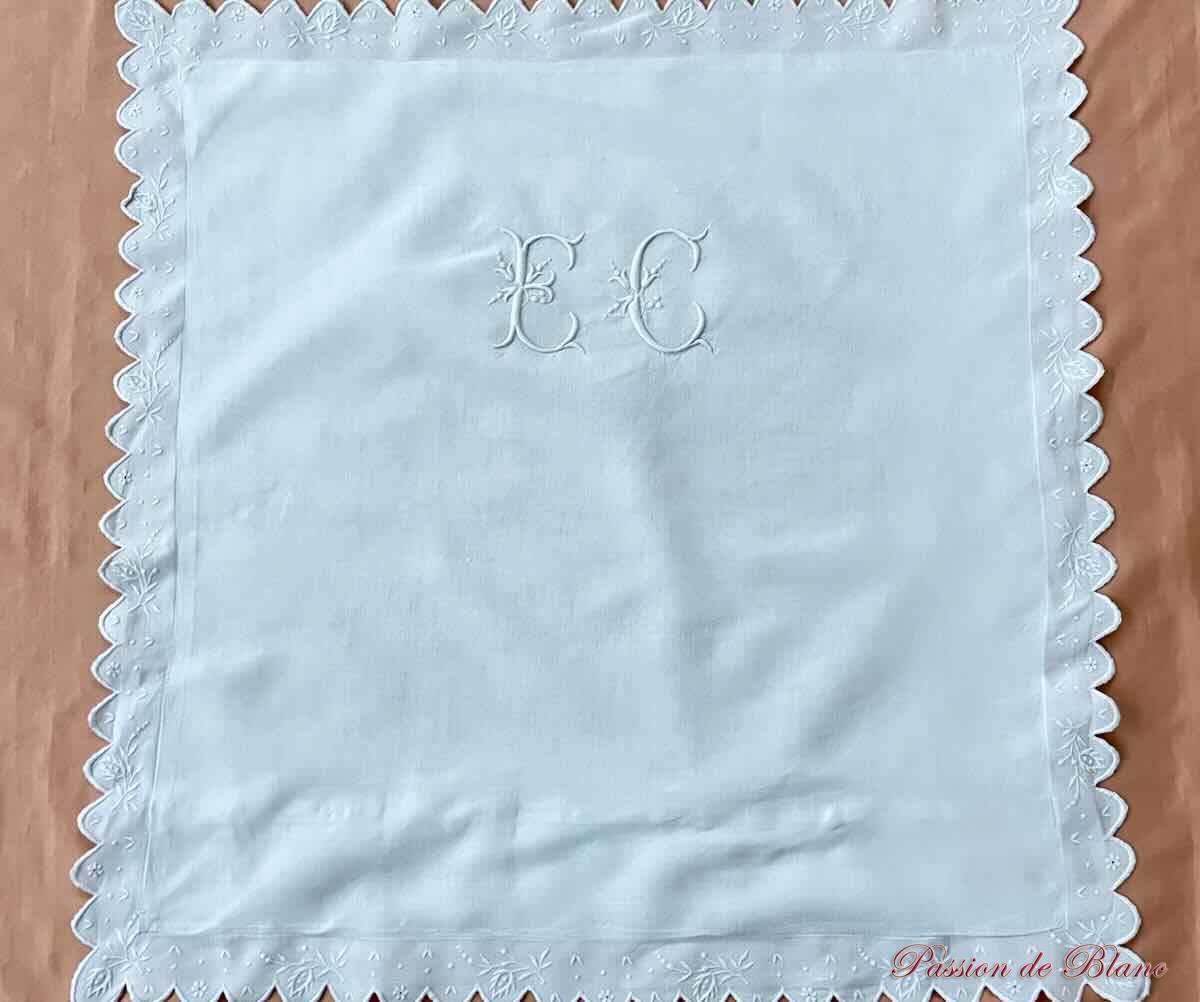 Superbe taie festonnée, branchages fleuris et monogramme EC sur lin fin – Image 3