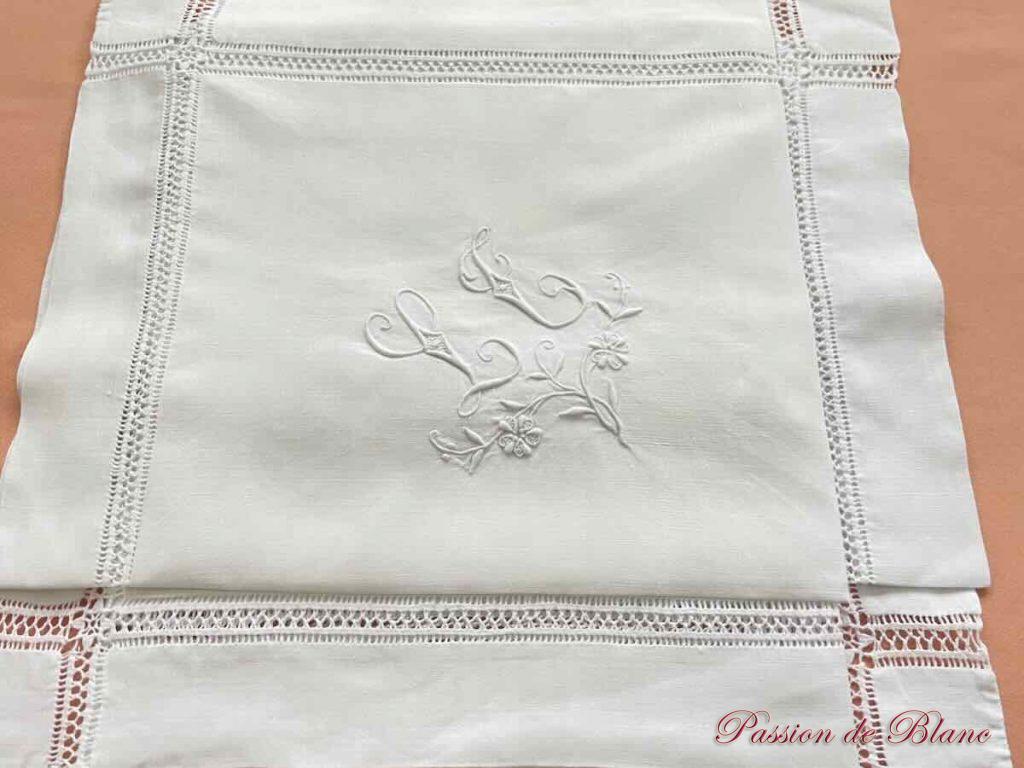 LINGE ANCIEN - Merveilleux grand napperon rond avec broderie et LINGE ANCIEN - Merveilleux grand napperon rond avec broderie et