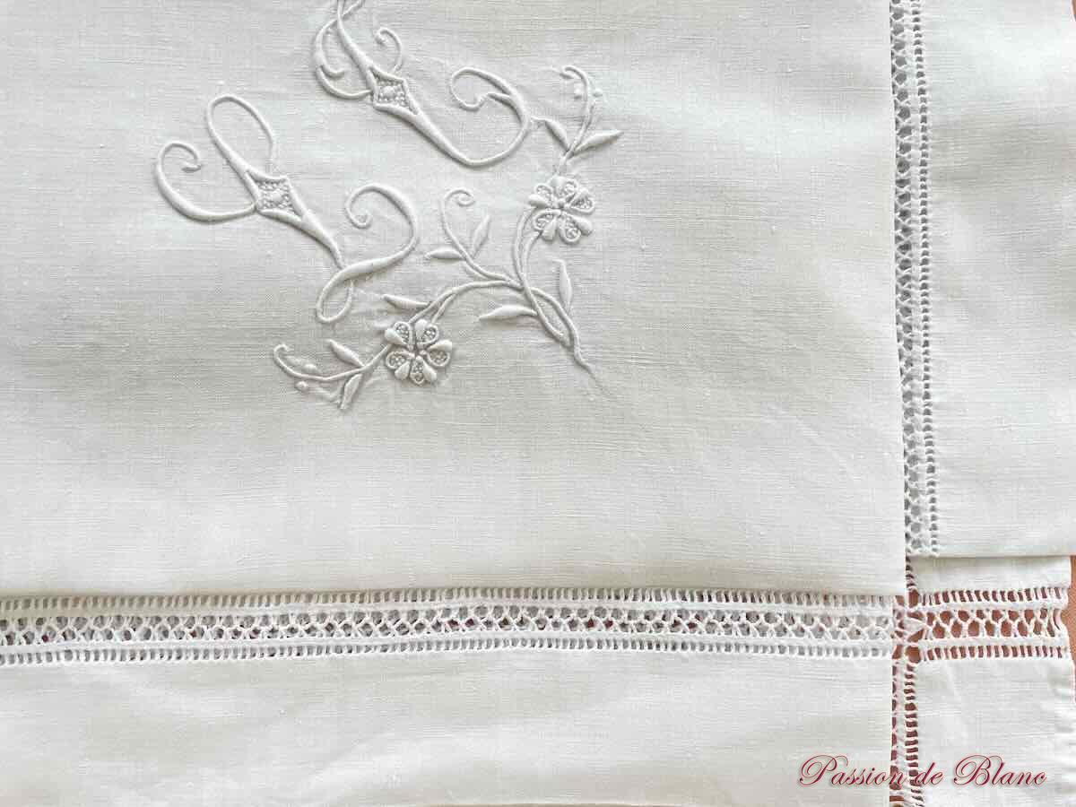 Taie brodée main sur toile de fil de lin avec frise en jours et mono LT – Image 5