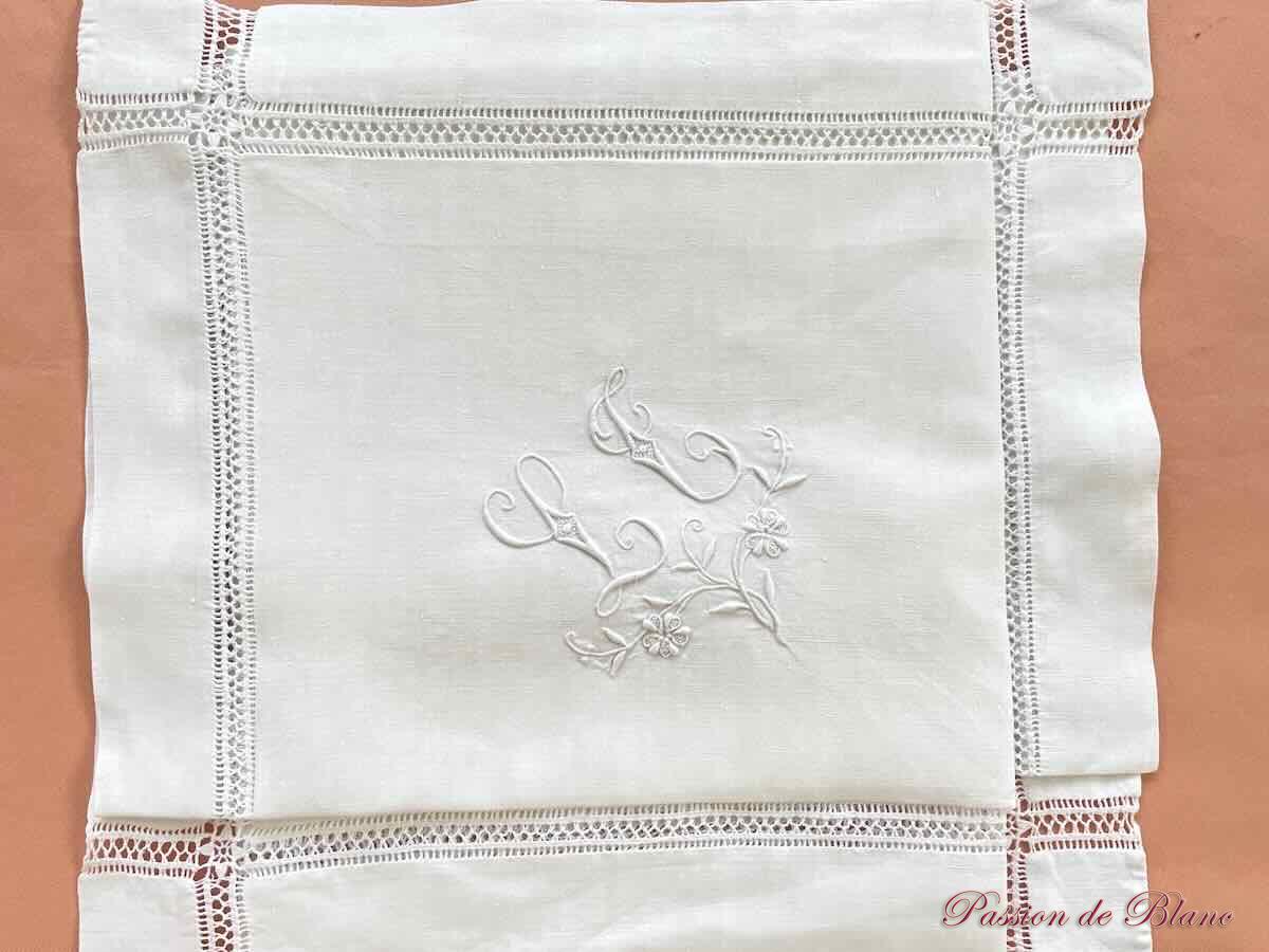 Taie brodée main sur toile de fil de lin avec frise en jours et mono LT – Image 7