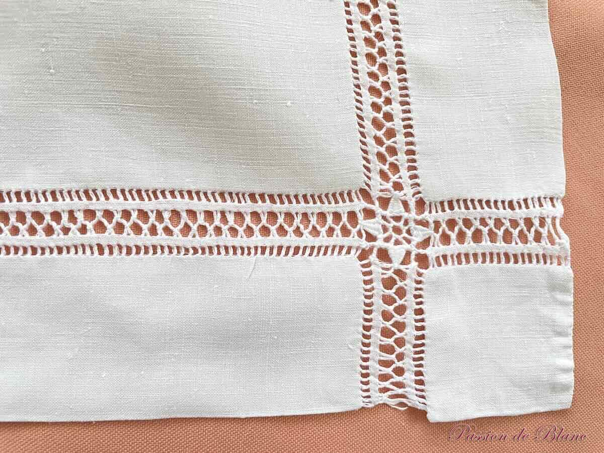 Taie brodée main sur toile de fil de lin avec frise en jours et mono LT – Image 4