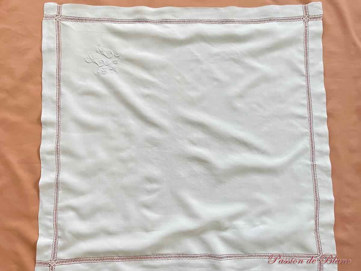 Taie brodée main sur toile de fil de lin avec frise en jours et mono LT – Image 2