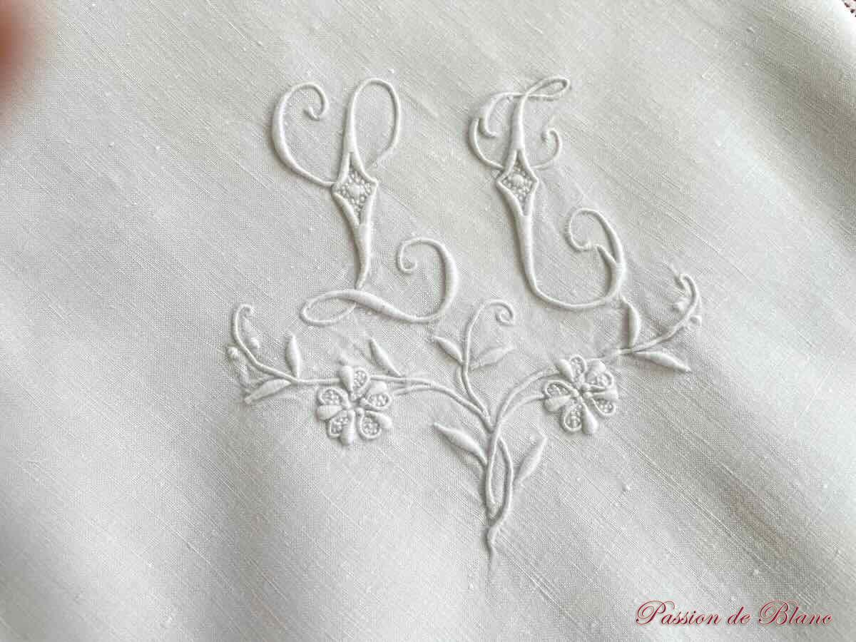 Taie brodée main sur toile de fil de lin avec frise en jours et mono LT – Image 3