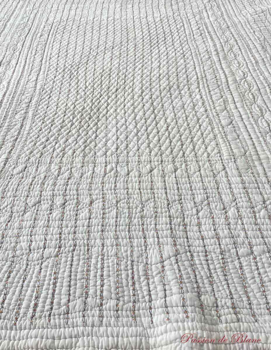 Courtepointe, couverture piquée main double face : 1 côté blanc,l'autre petits motifs – Image 7