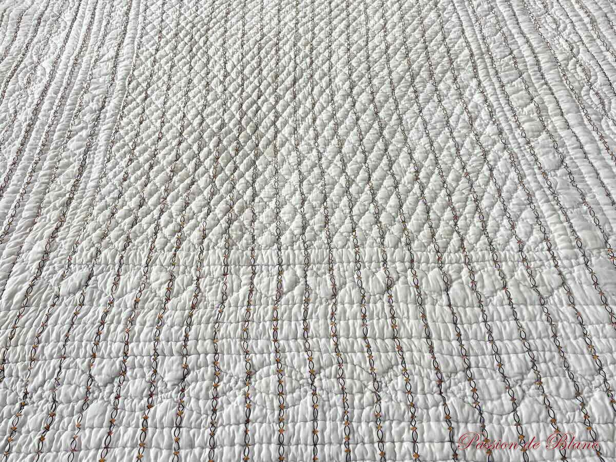 Courtepointe, couverture piquée main double face : 1 côté blanc,l'autre petits motifs – Image 6