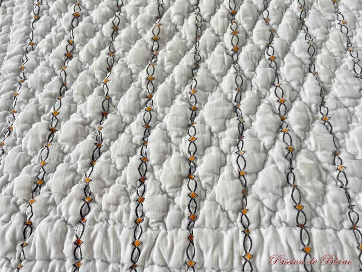 Courtepointe, couverture piquée main double face : 1 côté blanc,l'autre petits motifs – Image 4