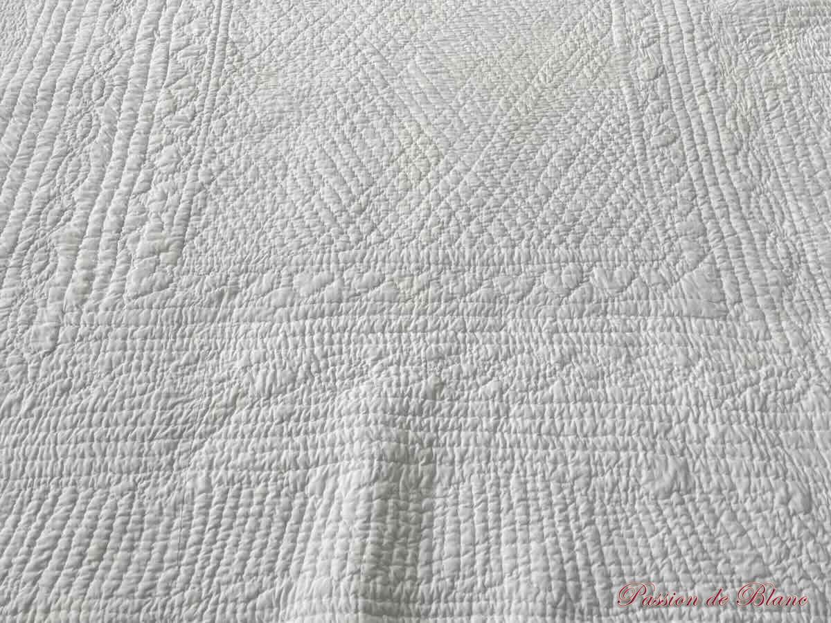 Courtepointe, couverture piquée main double face : 1 côté blanc,l'autre petits motifs – Image 5