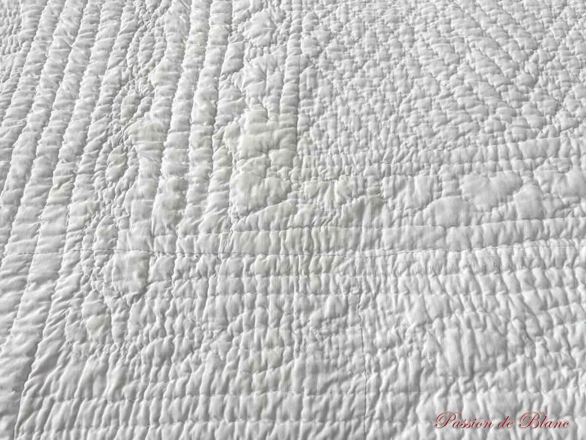 Courtepointe, couverture piquée main double face : 1 côté blanc,l'autre petits motifs – Image 3
