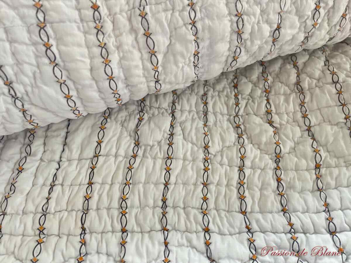 Courtepointe, couverture piquée main double face : 1 côté blanc,l'autre petits motifs – Image 2