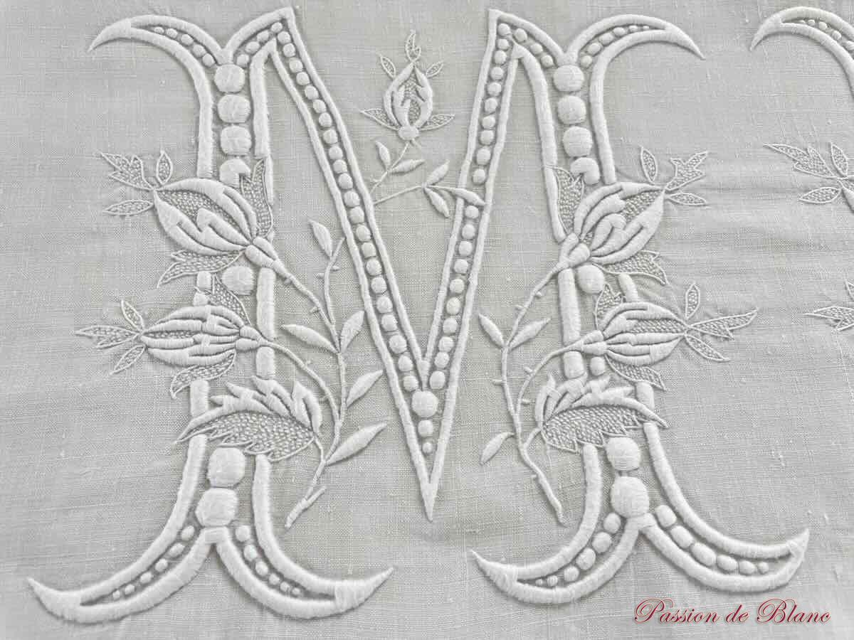 Grand drap de lin avec monogramme MH enjolivé de boutons de rose – Image 2