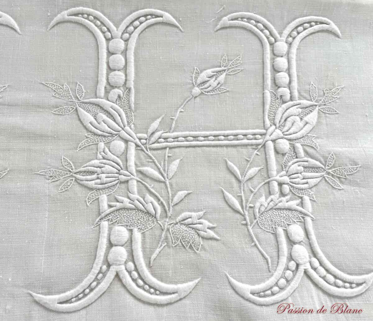 Grand drap de lin avec monogramme MH enjolivé de boutons de rose – Image 3