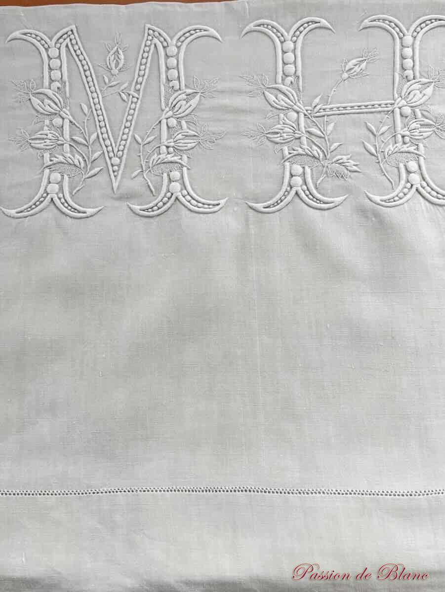 Grand drap de lin avec monogramme MH enjolivé de boutons de rose – Image 5