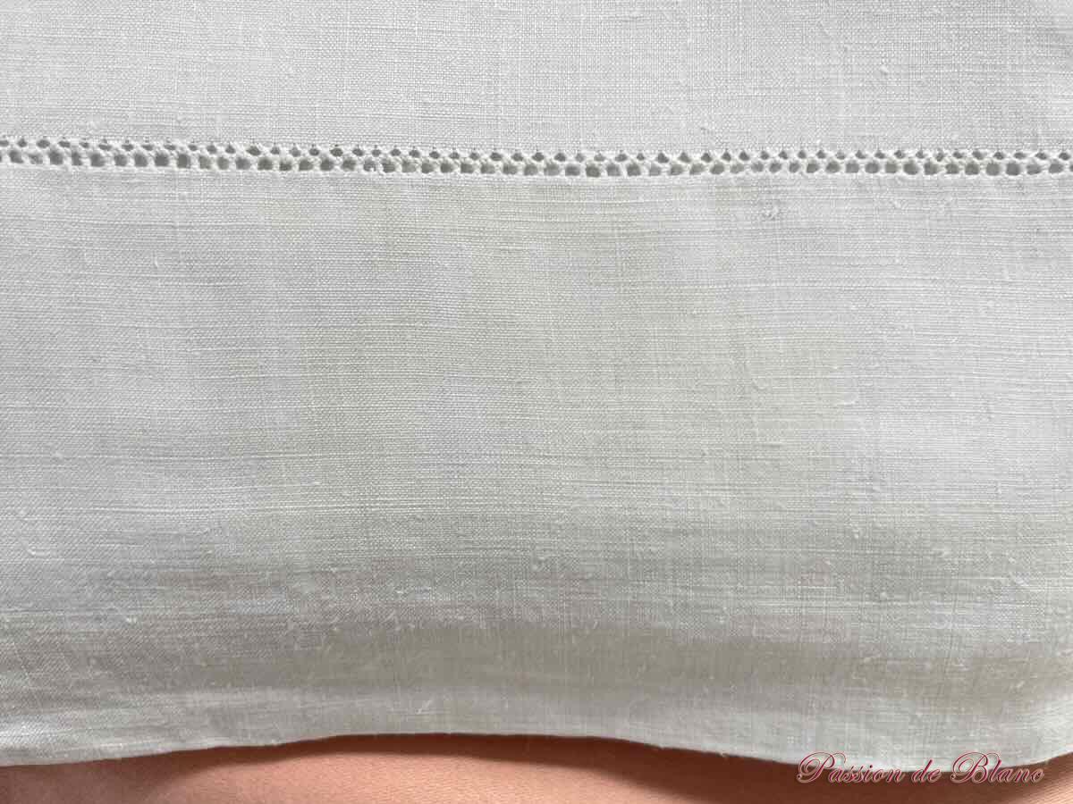 Grand drap de lin avec monogramme MH enjolivé de boutons de rose – Image 4