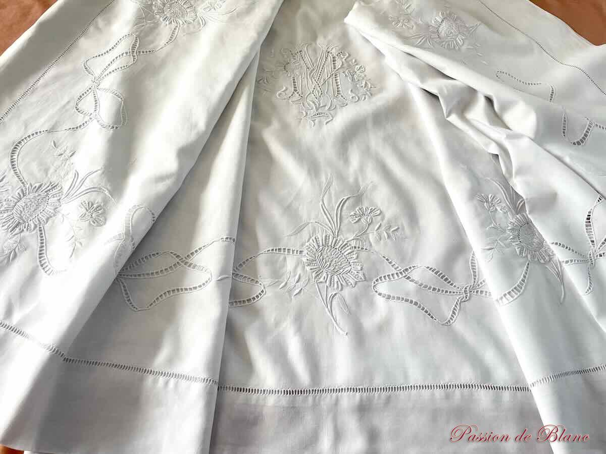 Merveilleuse parure : 1 drap et 1 taie avec broderies fleuries et mono MY sur fil de lin – Image 2