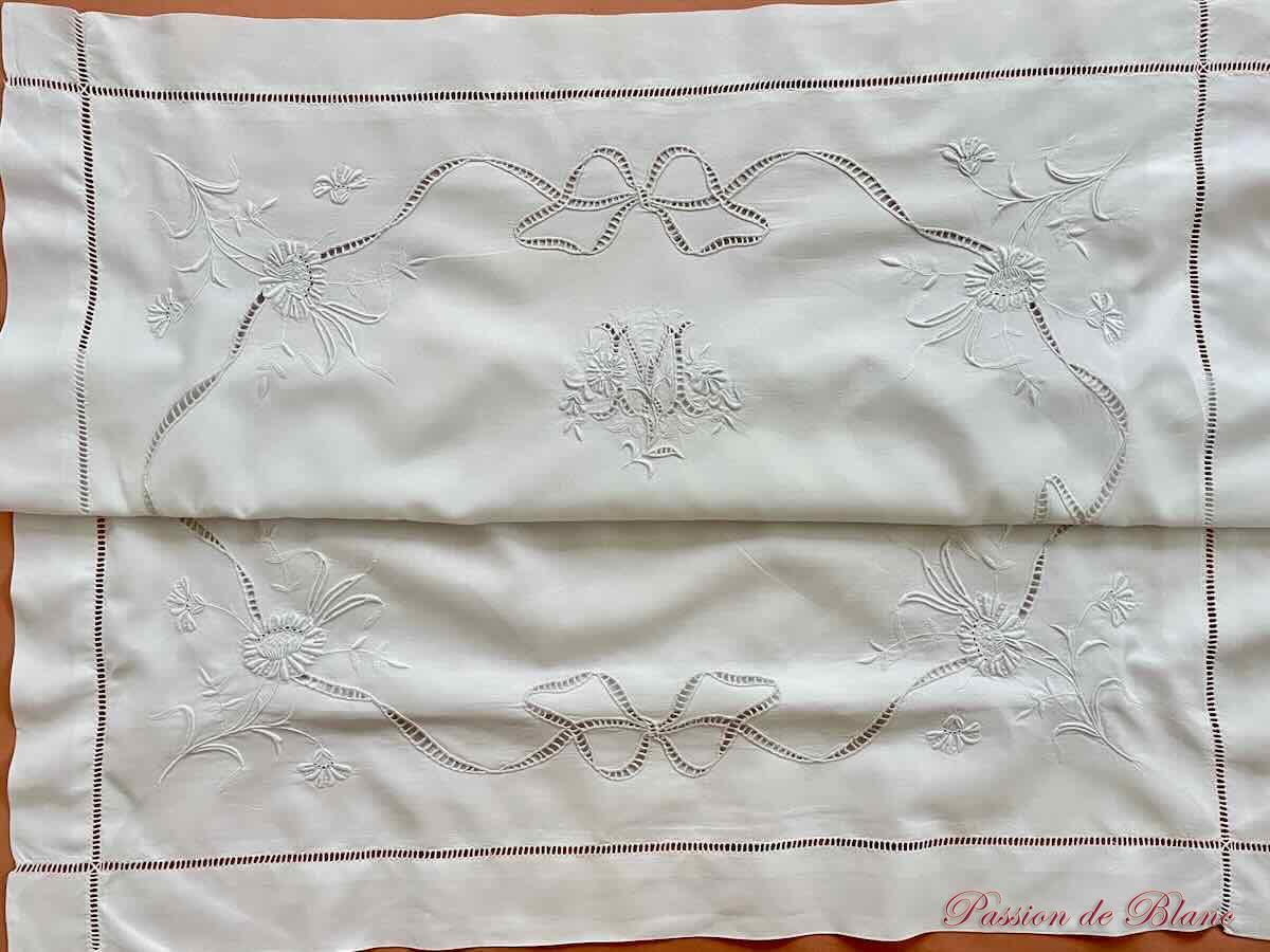 Merveilleuse parure : 1 drap et 1 taie avec broderies fleuries et mono MY sur fil de lin – Image 10