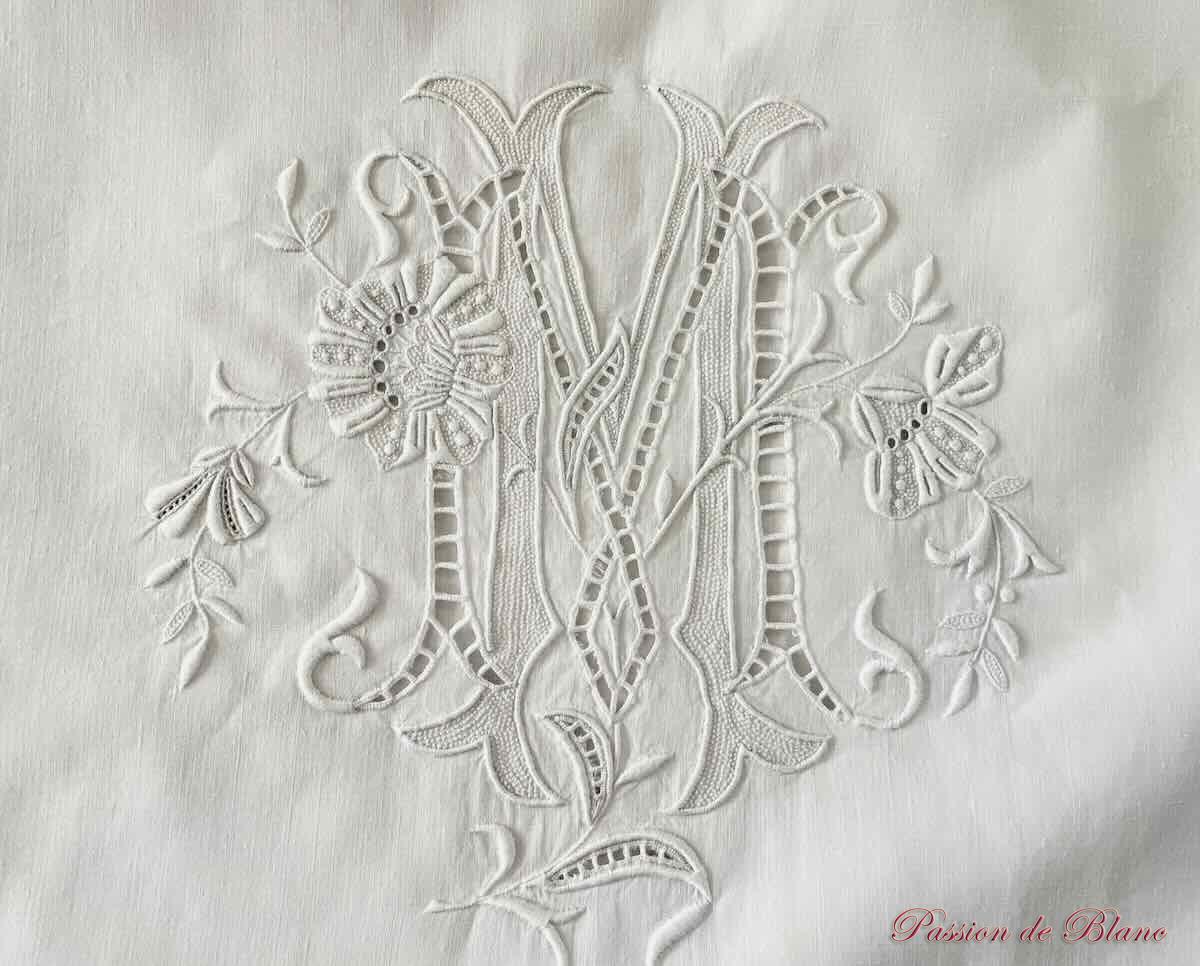 Merveilleuse parure : 1 drap et 1 taie avec broderies fleuries et mono MY sur fil de lin – Image 9