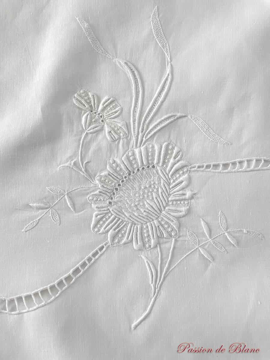 Merveilleuse parure : 1 drap et 1 taie avec broderies fleuries et mono MY sur fil de lin – Image 8