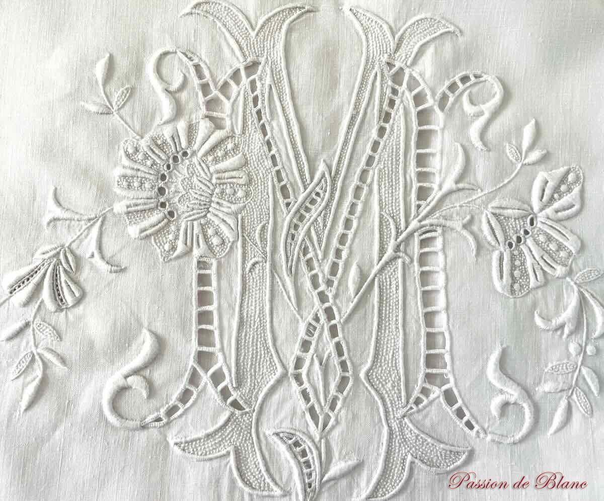 Merveilleuse parure : 1 drap et 1 taie avec broderies fleuries et mono MY sur fil de lin – Image 7