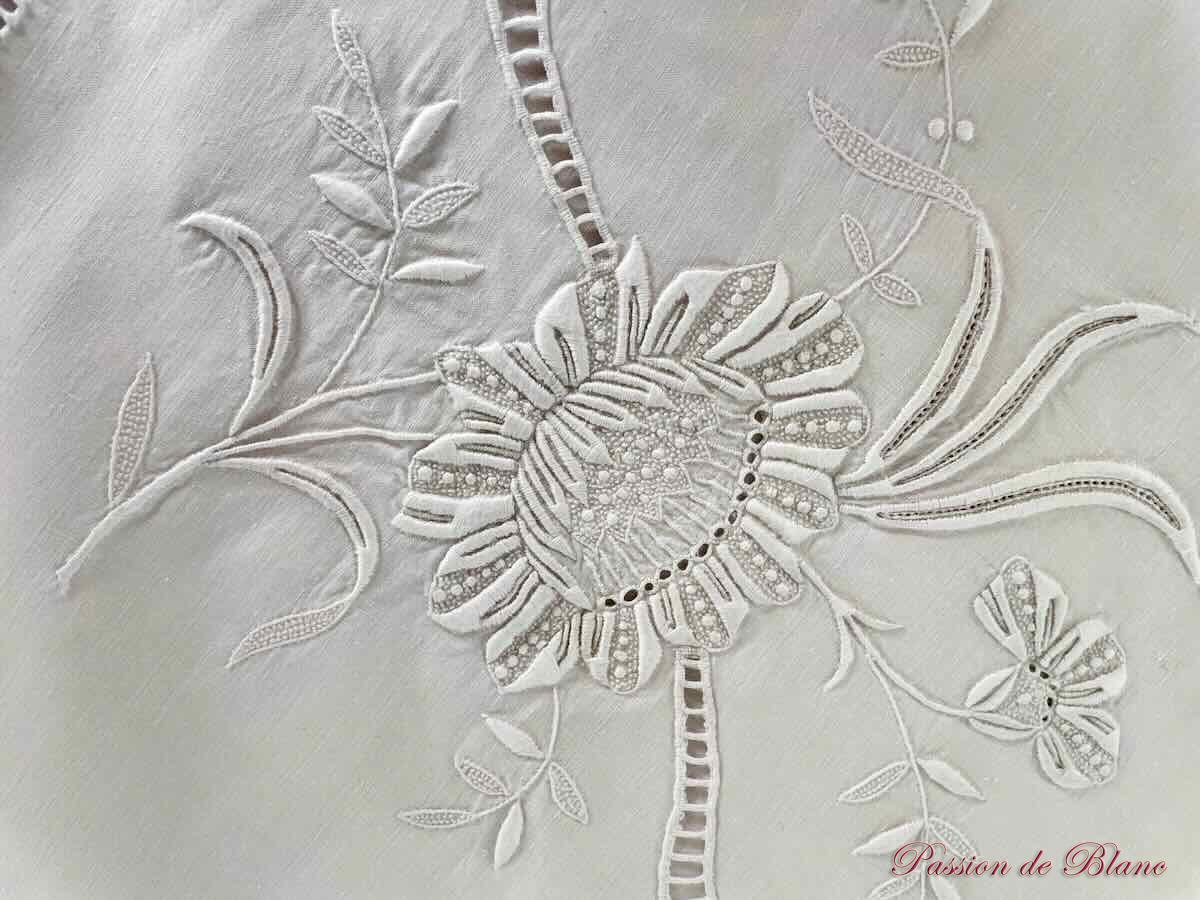 Merveilleuse parure : 1 drap et 1 taie avec broderies fleuries et mono MY sur fil de lin – Image 6