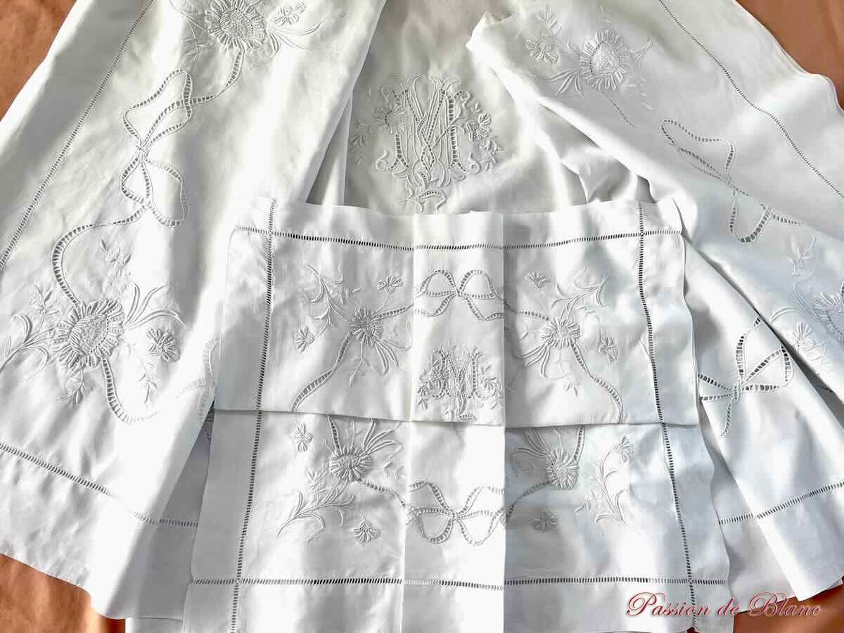 Merveilleuse parure : 1 drap et 1 taie avec broderies fleuries et mono MY sur fil de lin – Image 5