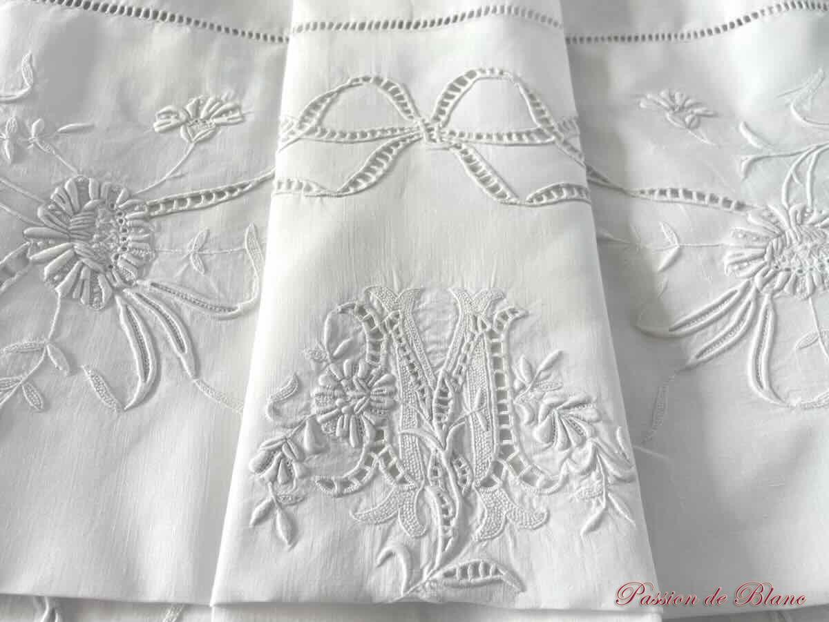 Merveilleuse parure : 1 drap et 1 taie avec broderies fleuries et mono MY sur fil de lin – Image 3