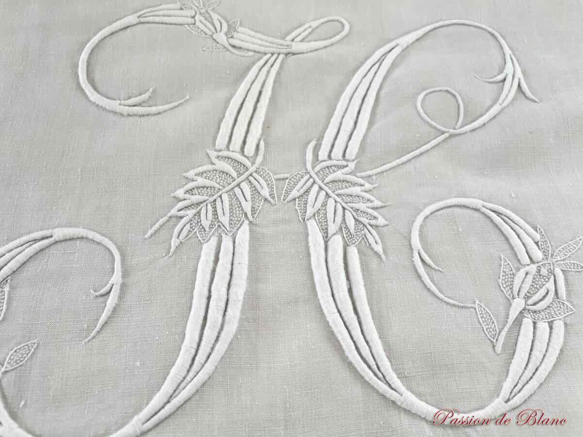 Grand drap de lin avec imposante broderie main du monogramme MH – Image 3