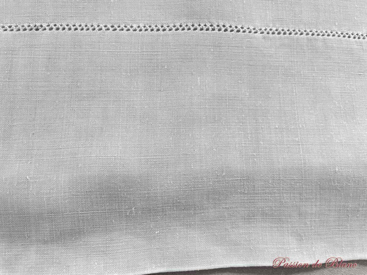 Grand drap de lin avec imposante broderie main du monogramme MH – Image 6