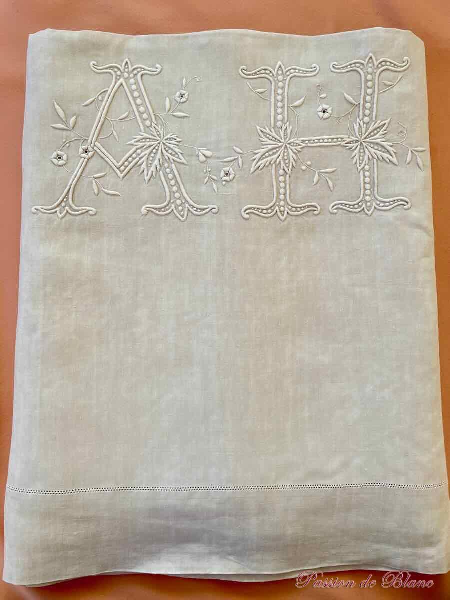 Grand drap de lin avec somptueuses broderies main : monogramme AH – Image 6