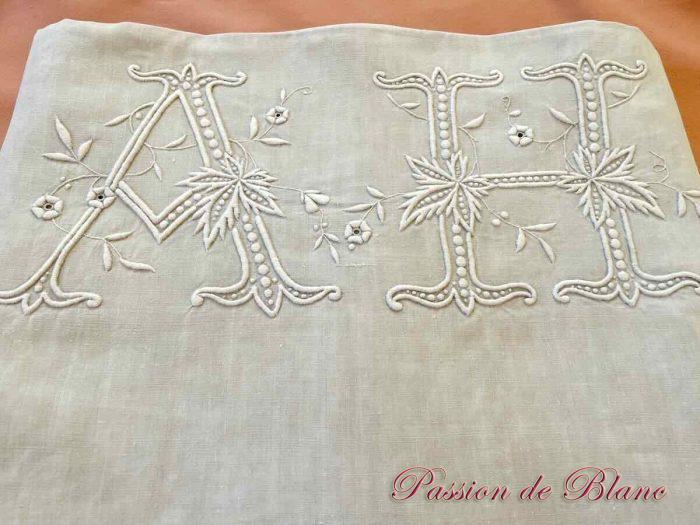 Grand drap de lin avec somptueuses broderies main : monogramme AH – Image 4
