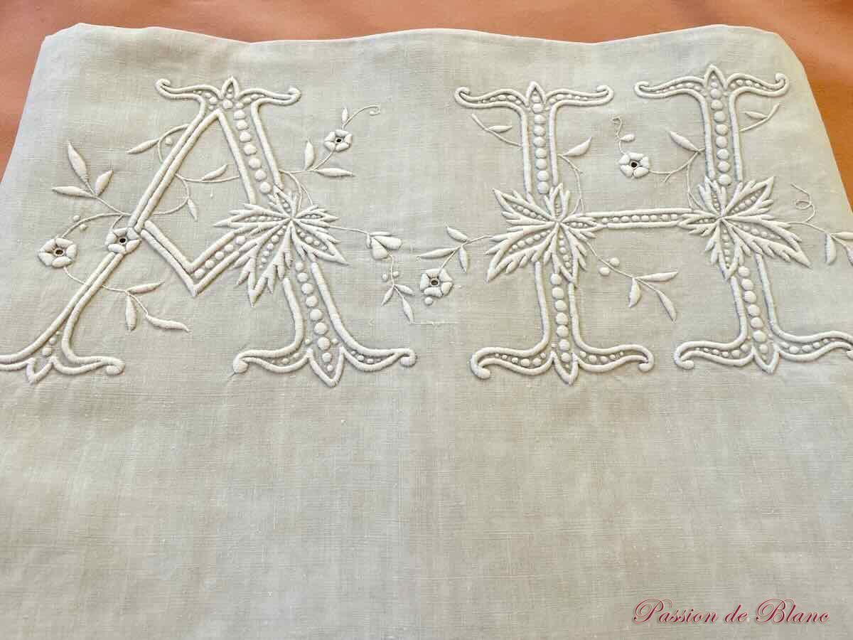 Grand drap de lin avec somptueuses broderies main : monogramme AH – Image 4