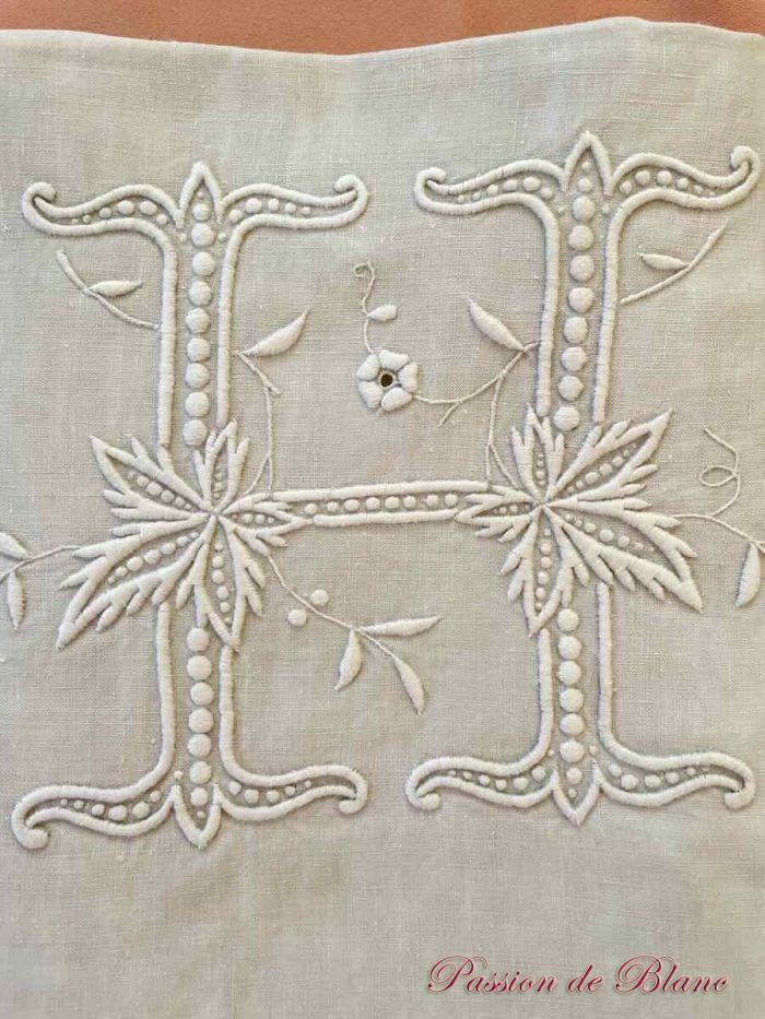 Grand drap de lin avec somptueuses broderies main : monogramme AH – Image 3
